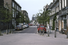 858072 Gezicht in de Johannes de Bekastraat te Utrecht, met in het verlengde, op de achtergrond, de Draaiweg.